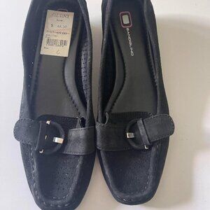 Brand New pair of black flats by Bandolino in size 6